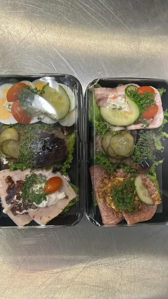 To madpakker med tre stykker smørrebrød i hver